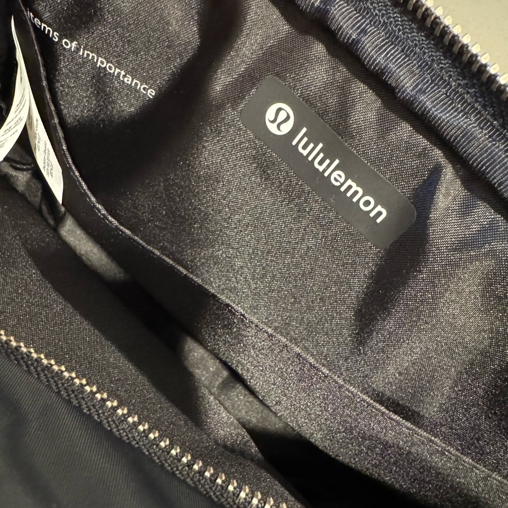 Lululemon Crossbody Camera Bag 2L - Picture 3 of 6